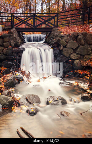 Wald Wasserfall und Fuß-Brücke. Helsingborg, Schweden. Stockfoto