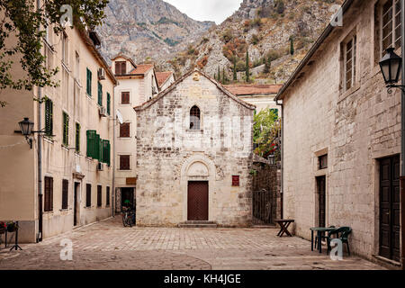 Historische Architektur in der Altstadt (Stari Grad) von Kotor, Montenegro. Stockfoto