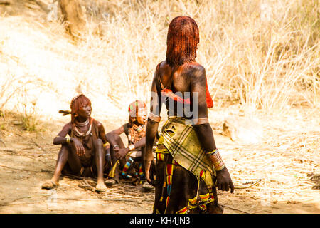 Turmi, Äthiopien - 14/11/16: Eine Frau aus dem Stamm der Hamar, entlüften und mit schweren Narben von den rituellen spannend Stockfoto