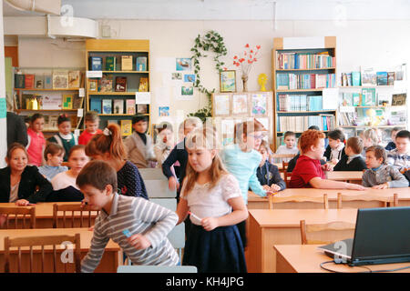 Schülerinnen und Schüler im Klassenzimmer Stockfoto