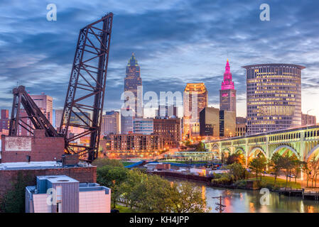 Cleveland, Ohio, USA Skyline auf dem Fluss. Stockfoto