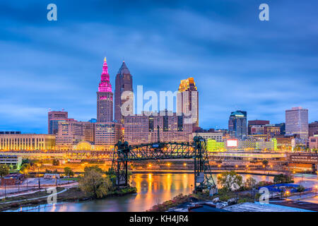 Cleveland, Ohio, USA Skyline auf dem Fluss. Stockfoto