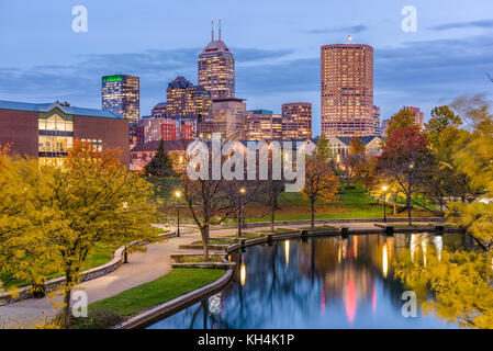 Indianapolis, Indiana, USA Skyline auf dem Kanal entfernt. Stockfoto