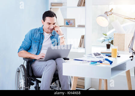 Rätselhafte männliche Person arbeiten mit Computer Stockfoto