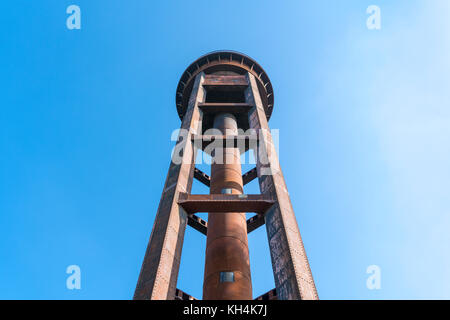 Altes rostiges Wasser Turm und dem klaren, blauen Himmel Stockfoto