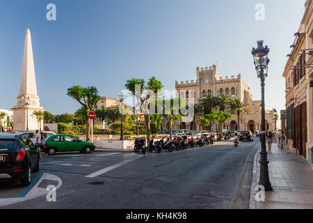 Rathaus und Obelish auf dem Hauptplatz von Ciutadella, Menorca Stockfoto