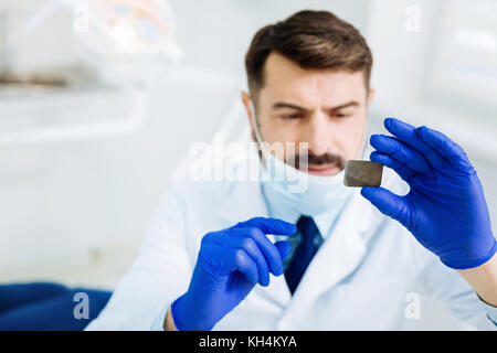 Nahaufnahme der xray Bild in Zahnärzte hand Stockfoto