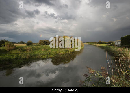 Dramatische Sturm Licht im Laufe des Nachmittags über die Royal Military Canal an Warehorne auf die Romney Marsh, Kent, Großbritannien. Stockfoto