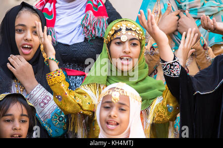 Junge Omani girls Performance eines Songs in einem traditionellen Outfit. Nizwa, Oman. Stockfoto