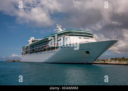 Karibik, Leeward Islands, Aruba (Teil der ABC-Inseln), Oranjestad. Royal Caribbean's Ship, Vision of the Seas, im Hafen. Stockfoto