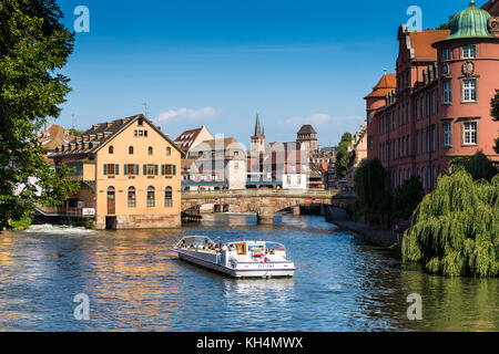 Der Ill im Viertel Petite France mit traditioneller Architektur, Straßburg, Elsass. Stockfoto