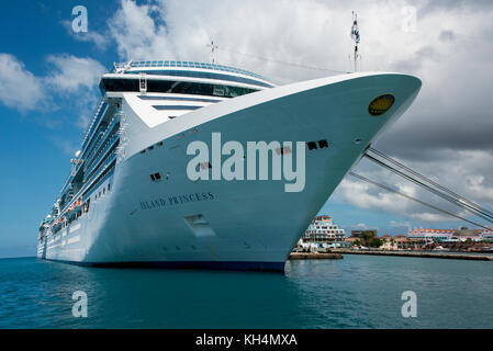 Karibik, Leeward Islands, Aruba (Teil der ABC-Inseln), Oranjestad. Kreuzfahrtschiff Island Princess im Hafen. Stockfoto