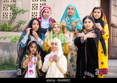 Junge Omani girls Performance eines Songs in einem traditionellen Outfit. Nizwa, Oman. Stockfoto