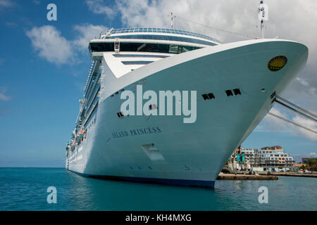 Karibik, Leeward Islands, Aruba (Teil der ABC-Inseln), Oranjestad. Kreuzfahrtschiff Island Princess im Hafen. Stockfoto