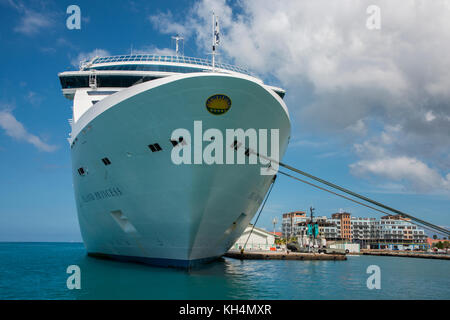 Karibik, Leeward Islands, Aruba (Teil der ABC-Inseln), Oranjestad. Kreuzfahrtschiff Island Princess im Hafen. Stockfoto