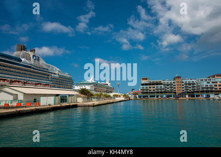 Karibik, Leeward Islands, Aruba (Teil der ABC-Inseln), Oranjestad. Royal Caribbean's Vision of the Seas and Princess's, Island Princess, Schiffe Stockfoto