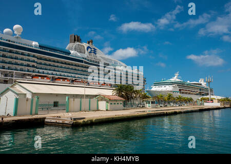 Karibik, Leeward Islands, Aruba (Teil der ABC-Inseln), Oranjestad. Royal Caribbean's Vision of the Seas and Princess's, Island Princess, Schiffe Stockfoto