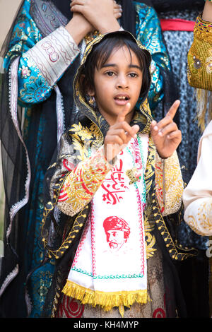 Junge Omani girls Performance eines Songs in einem traditionellen Outfit. Nizwa, Oman. Stockfoto