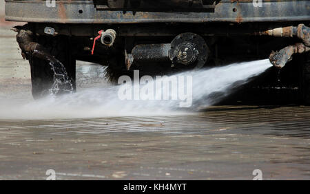 Spezielle Ausrüstung auf dem Lkw für die Straßenreinigung mit Wasserdüsen montiert. Reinigung der Fläche von Platten. Stockfoto