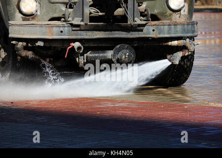 Spezielle Ausrüstung auf dem Lkw für die Straßenreinigung mit Wasserdüsen montiert. Reinigung der Fläche von Platten. Stockfoto