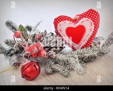 Stil leben der Fir-tree branch, christmas ball und Herz handgefertigte Dekorationen in Nahaufnahme Stockfoto