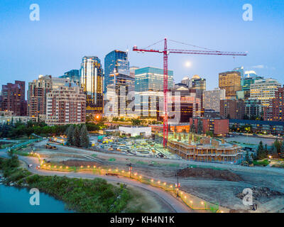 Downtown Calgary mit Baustelle von der River, Alberta, Kanada Stockfoto