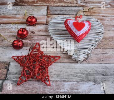 In der Nähe von Weihnachten Dekoration auf Holz- Oberfläche - Sterne, Herzen und Bälle. Stockfoto