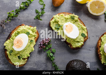 Bio avocado auf Brot mit gekochtem Ei, delish Essen Stockfoto