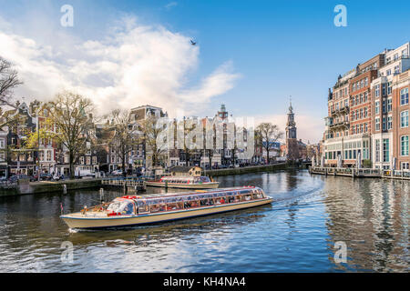 Panorama von Amsterdam mit der Mint Turm und touristischen Boot, Die Niederlande Stockfoto