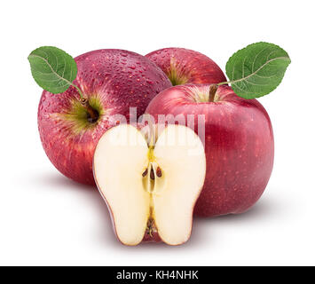 Rote und grüne Äpfel mit einem Schnitt in der Hälfte mit Blatt mit Wassertropfen auf weißem Hintergrund. freistellungspfaden. volle Tiefenschärfe. Stockfoto