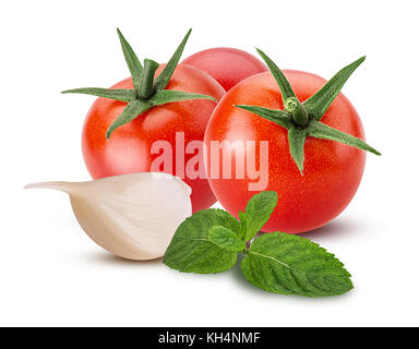 Frisches Gemüse rote Tomaten, Knoblauch, Minze auf weißem Hintergrund. Freistellungspfad Stockfoto