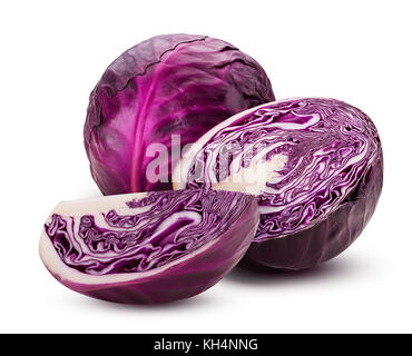 Rotkohl ein halbieren und in Scheiben schneiden auf weißem Hintergrund. freistellungspfaden. volle Tiefenschärfe. Stockfoto