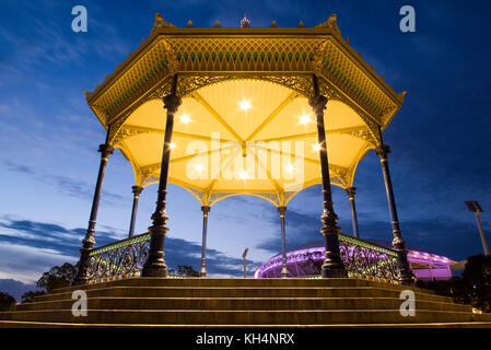 Rotunde in der Nacht in Elder Park, Adelaide, South Australia Stockfoto