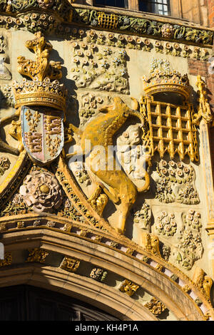 Kunstvolle Schnitzereien von Wappen auf St John's College im Torhaus. Trinity Street, Universität Cambridge, Cambridgeshire, England, UK. Stockfoto