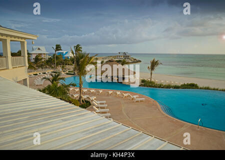 Ansicht der Tiki Hut Poolbar auf Chub Cay Stockfoto