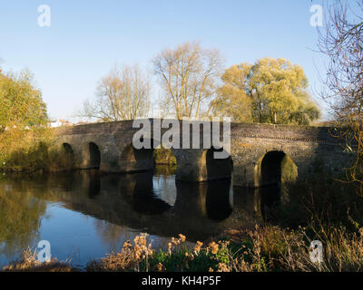 Alte sieben Bogen Fußgänger-Brücke über den Fluss Avon Geisa Worcestershire England Großbritannien Stockfoto