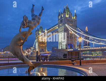 London, Großbritannien - 16 September 2017: Das Mädchen mit dem Dolphin Fountain (1973) von David wynne in der Abenddämmerung. Stockfoto