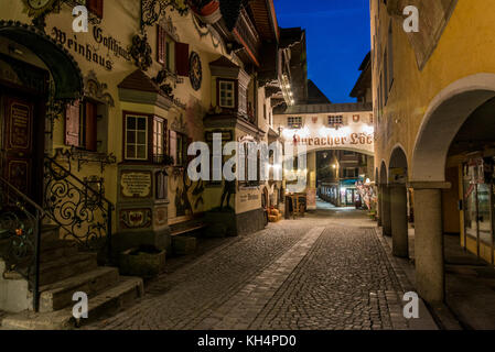 Street Scene auf auracher lochl im ältesten Teil der mittelalterlichen Stadt Kufstein an der Grenze zum österreichischen Tirol und Bayern. Stockfoto