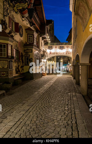 Street Scene auf auracher lochl im ältesten Teil der mittelalterlichen Stadt Kufstein an der Grenze zum österreichischen Tirol und Bayern. Stockfoto