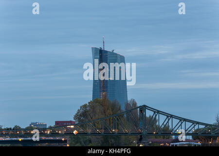 Die 'eisener Steg "Brücke über den Main in Frankfurt mit der EZB Gebäude im Hintergrund, während blaue Stunde Stockfoto