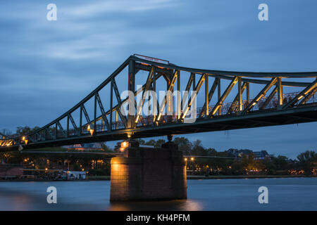 Die Brücke "eisener Steg" über den Main in Frankfurt am Main, Deutschland während der blauen Stunde Stockfoto