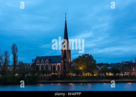 Die beleuchtete "reikoenigskirche" Neben der Main in Frankfurt, Deutschland Stockfoto