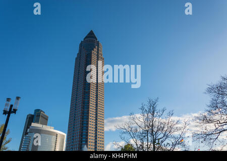 Frankfurt, Deutschland - 29. Oktober 2017: Der messeturm auf der Messe in Frankfurt mit Bäumen und blauer Himmel Stockfoto