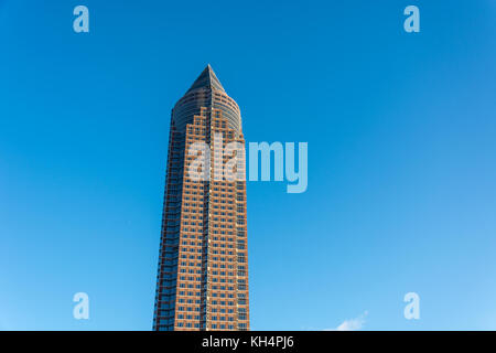 Frankfurt, Deutschland - 29. Oktober 2017: Der messeturm auf der Messe in Frankfurt isoliert mit blauer Himmel Stockfoto