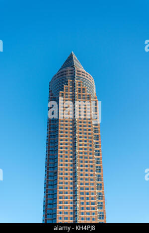 Frankfurt, Deutschland - 29. Oktober 2017: Der messeturm auf der Messe in Frankfurt isoliert mit blauer Himmel Stockfoto