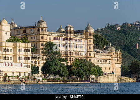 City Palace vom See Pichola, Udaipur, Rajasthan, Indien Stockfoto