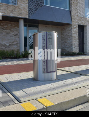 Einzigartige Straßenrand Recycling Bins, bei denen Material u-eddington North West Cambridge gespeichert ist Stockfoto