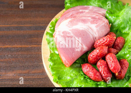 Verschiedene Fleischerzeugnisse mit Schinken und Würstchen Stockfoto