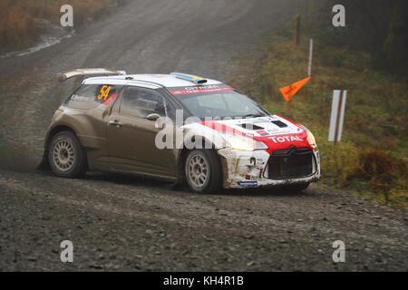 Teams von Herstellern und privaten Teams konkurrieren auf dem 2017 Dayinsure Wales Rally GB. Stockfoto