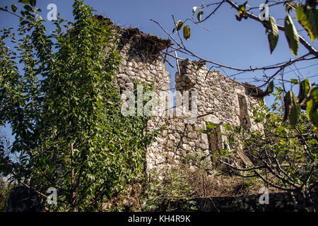 Montenegro - die Ruinen von einem traditionellen alten montenegrinischen Steinhaus Stockfoto